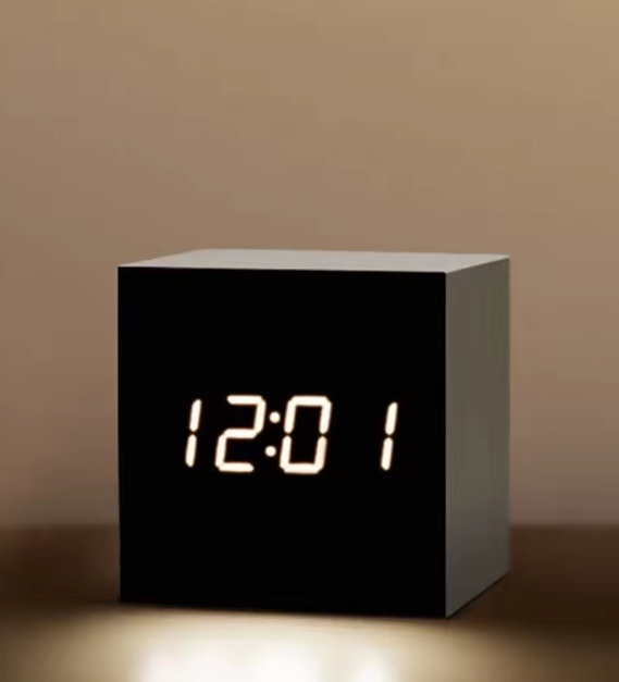 Square Wooden Retro LED Digital Alarm Clock, Voice Control, Snooze Function, Luminous Desk and Table Decoration